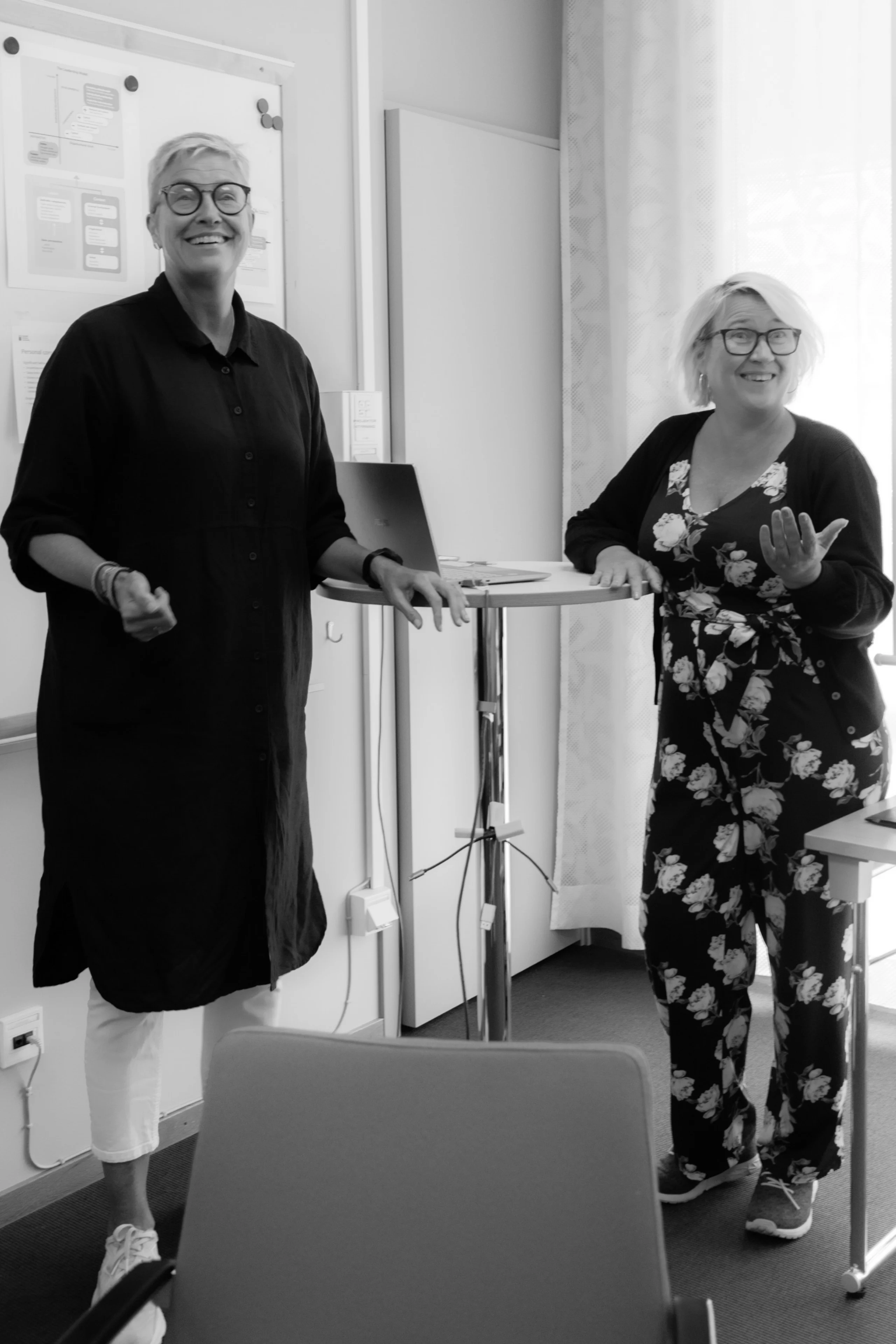 Katarina Matson och en kollega håller utbildning vid ett ståbord